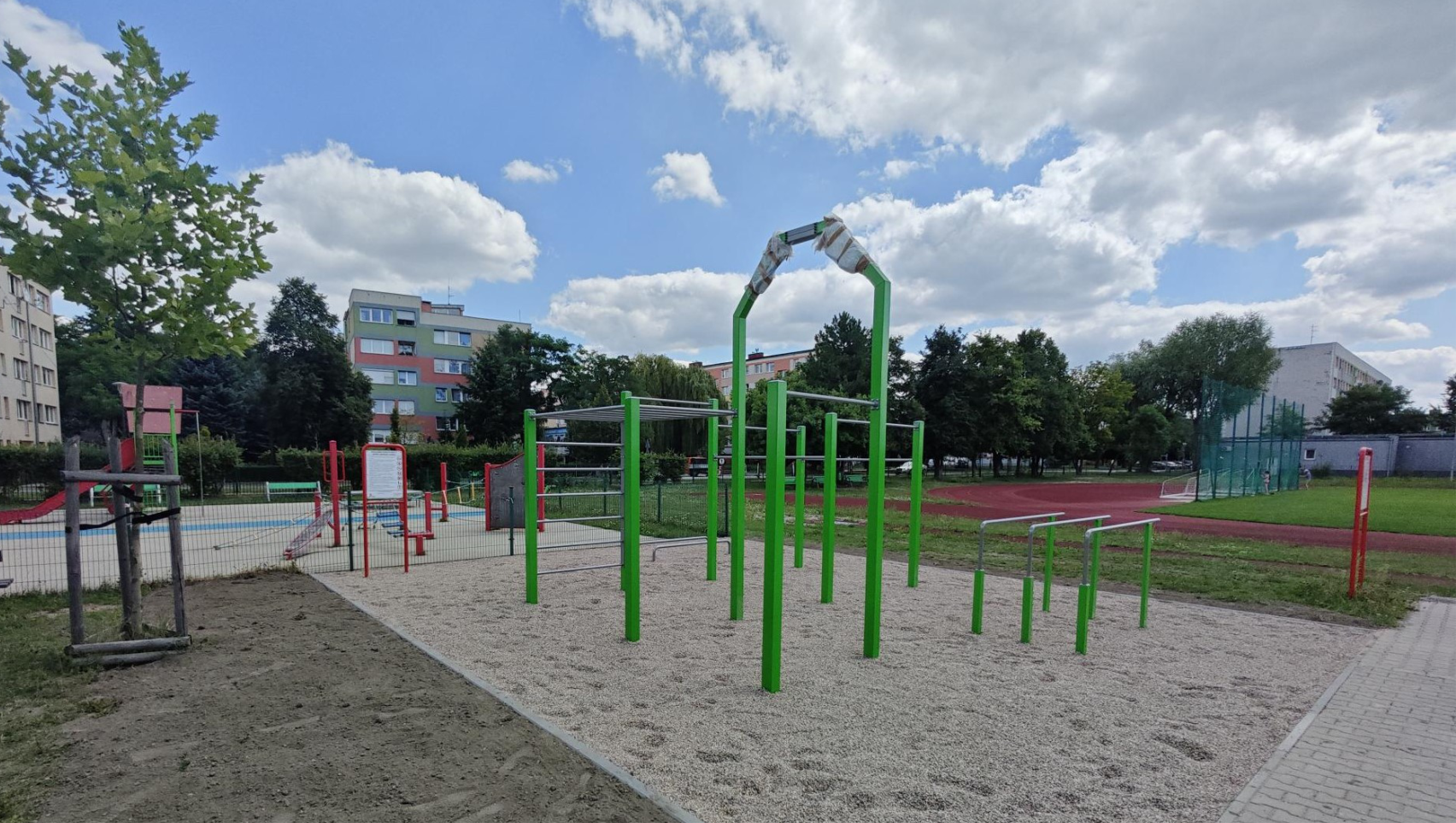 Street Workout przy Publicznej Szkole Podstawowej nr 2 W jelczu-Laskowicach